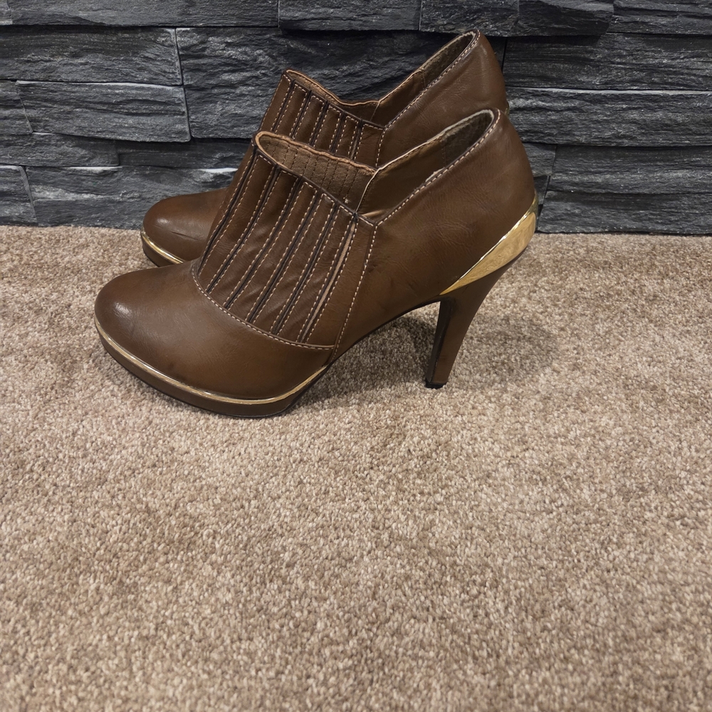 mark. Brown and Gold Heeled Boots